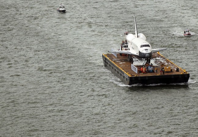 El transbordador espacial Enterprise, colocado sobre una barcaza y rodeado por una flotilla de barcos, navegó por el río Hudson hasta el museo portaaviones Intrepid.