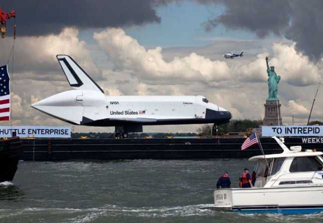 El transbordador espacial Enterprise, colocado sobre una barcaza y rodeado por una flotilla de barcos, navegó por el río Hudson hasta el museo portaaviones Intrepid.