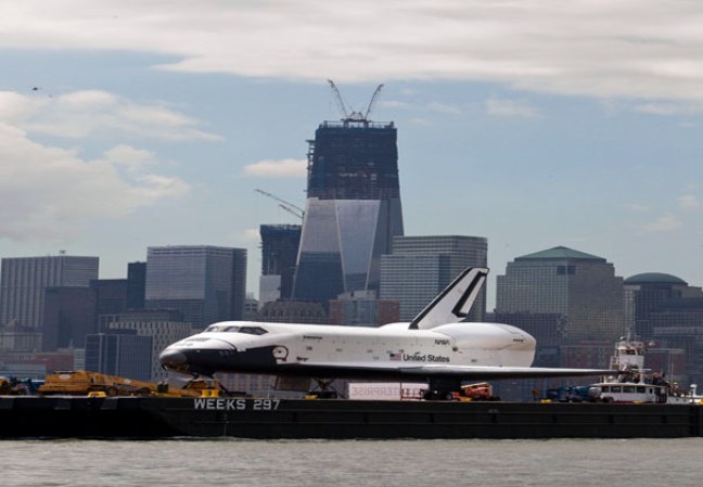 El transbordador espacial Enterprise, colocado sobre una barcaza y rodeado por una flotilla de barcos, navegó por el río Hudson hasta el museo portaaviones Intrepid.