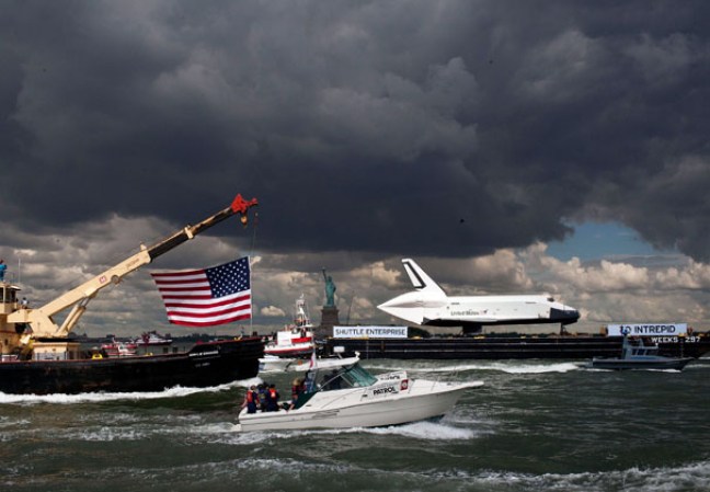 El transbordador espacial Enterprise, colocado sobre una barcaza y rodeado por una flotilla de barcos, navegó por el río Hudson hasta el museo portaaviones Intrepid.