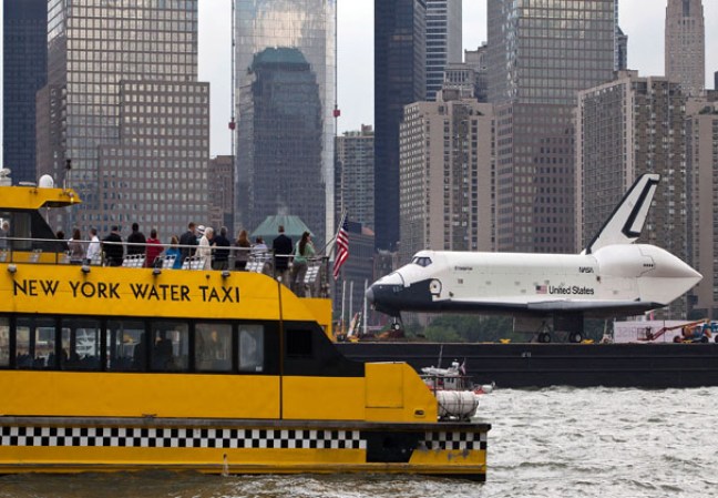 El transbordador espacial Enterprise, colocado sobre una barcaza y rodeado por una flotilla de barcos, navegó por el río Hudson hasta el museo portaaviones Intrepid.