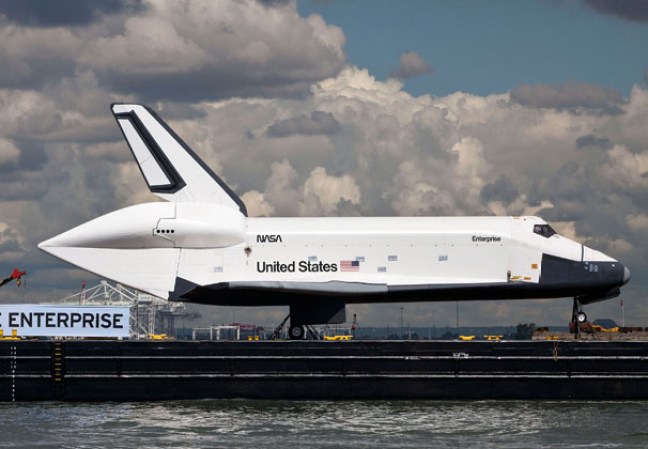 El transbordador espacial Enterprise, colocado sobre una barcaza y rodeado por una flotilla de barcos, navegó por el río Hudson hasta el museo portaaviones Intrepid.