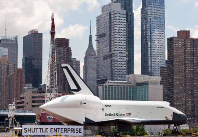 El transbordador espacial Enterprise, colocado sobre una barcaza y rodeado por una flotilla de barcos, navegó por el río Hudson hasta el museo portaaviones Intrepid.