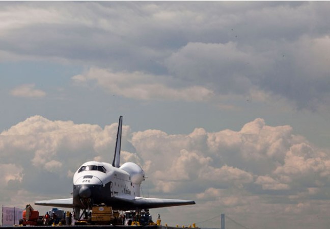 El transbordador espacial Enterprise, colocado sobre una barcaza y rodeado por una flotilla de barcos, navegó por el río Hudson hasta el museo portaaviones Intrepid.