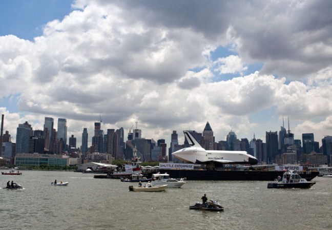 El transbordador espacial Enterprise, colocado sobre una barcaza y rodeado por una flotilla de barcos, navegó por el río Hudson hasta el museo portaaviones Intrepid.