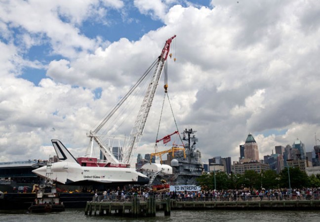 El transbordador espacial Enterprise, colocado sobre una barcaza y rodeado por una flotilla de barcos, navegó por el río Hudson hasta el museo portaaviones Intrepid.