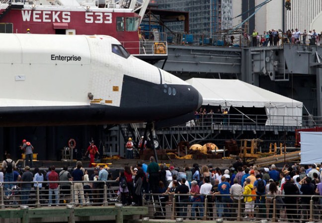 El transbordador espacial Enterprise, colocado sobre una barcaza y rodeado por una flotilla de barcos, navegó por el río Hudson hasta el museo portaaviones Intrepid.