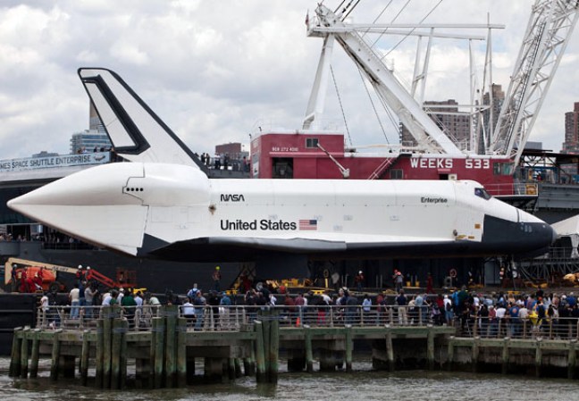 El transbordador espacial Enterprise, colocado sobre una barcaza y rodeado por una flotilla de barcos, navegó por el río Hudson hasta el museo portaaviones Intrepid.