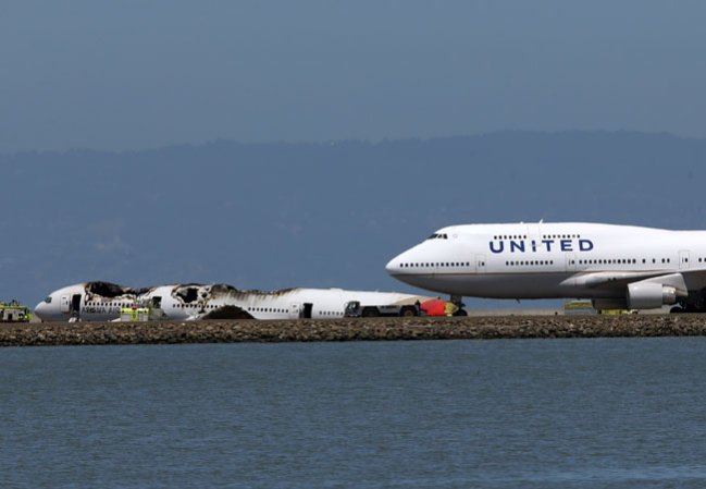 Una nave de United avanza en otra pista cercana al lugar del siniestro.