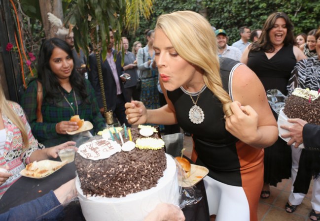 La actriz Busy Philipps celebra su cumpleaños durante el estreno de “Jason Nash Is Married”.
