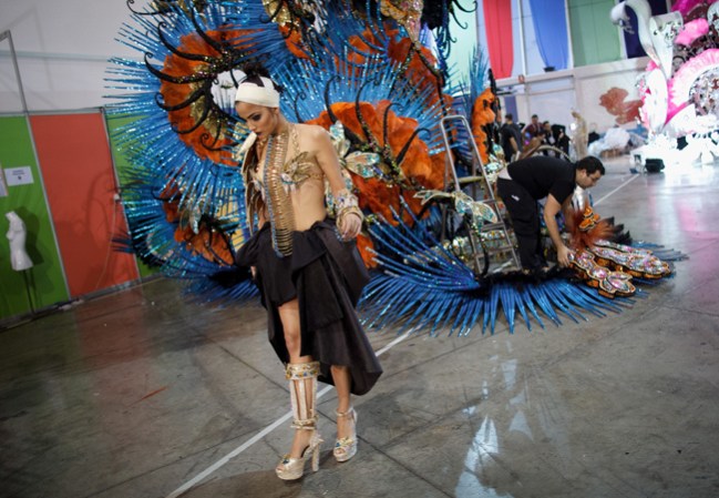 Bailan al son de orquestas locales; de los ritmos caribeños; música electrónica y las apuestas musicales del año durante toda la noche.