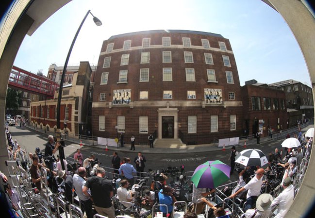 El gran espectáculo se dio frente al hospital de Santa María, en el centro de Londres.