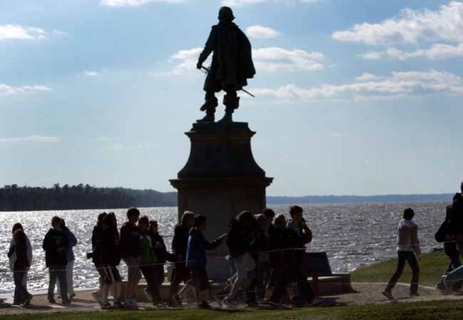 Turistas alrededor del mundo visitan el Río James para revivir la historia de Estados Unidos y recorrer los pasos del Capitán John Smith utilizando el único sendero acuático del histórico National Park Service.
