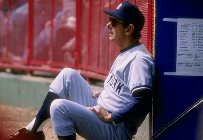 El exjugador y coach de los Yankees Billy Martin falleció el 25 de diciembre de 1989 al chocar su auto contra un edificio bajo condiciones de nieve y hielo cerca de su casa en Port Crane, Nueva York.