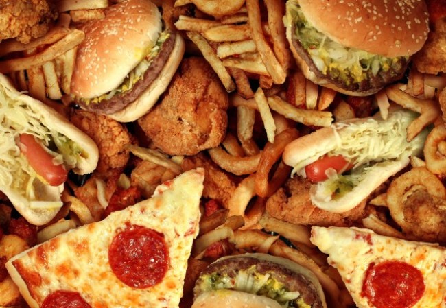 6. Comida rápida, hamburguesas y pizzas. Como alimentación de una universitaria y de vez en cuando pueden resultar deliciosa, pero no resulta la mejor elección si se trata de una cita romántica que puede terminar en un momento de pasión.