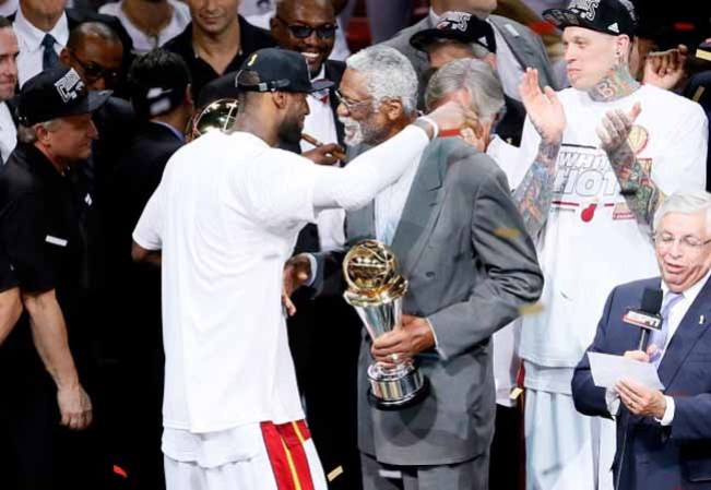 LeBron James recibe el MVP.