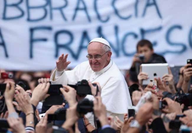 VATICAN CITY, VATICAN - MARCH 31: Pope Francis greets the faithful prior to his first 'Urbi et Orbi' blessing from the balcony of St. Peter's Basilica during Easter Mass on March 31, 2013 in Vatican City, Vatican. Pope Francis delivered his message to the gathered faithful from the central balcony of St. Peter's Basilica in St. Peter's Square after his first Holy week as Pontiff. (Photo by Dan Kitwood/Getty Images)