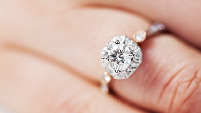Subastan anillo de diamantes comprado en mercado de pulgas