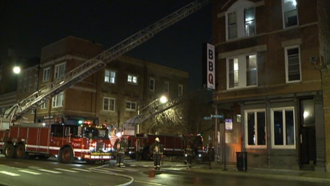 Las llamas consumen un centenario restaurante en Bucktown