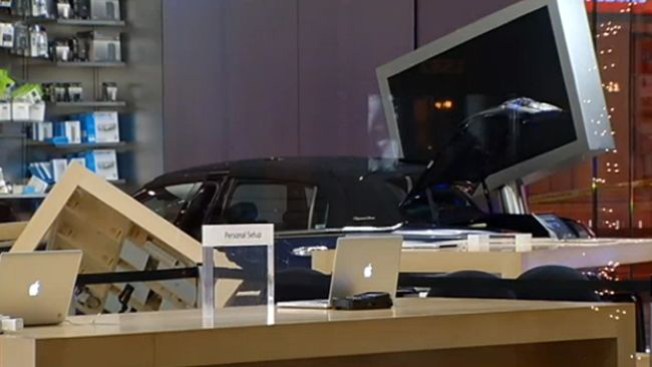 Tienda Apple destrozada por un carro