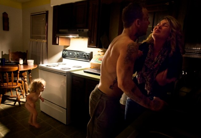 17 de noviembre 2013. En una escena de violencia doméstica, Shane le dijo a Maggie que escogiera entre ser golpeada en la cocina o bajar al sótano para hablar en privado. La pareja vive en Lancaster, Estados Unidos. Foto SARA NAOMI LEWKOWICZ