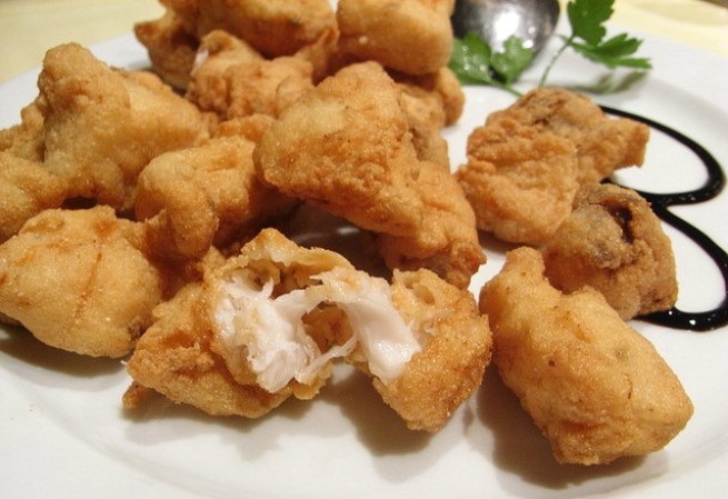 Ni qué decir de los dulces y postres típicos de Puerto Rico, como el mampostial (una barra de dulce espesa hecha de azúcar y trozos de coco rallado), el "bienmesabe" (pastelito amarillo remojado en crema de coco) y los buñuelos de viento, elaborados con vainilla, limón y jarabe de piloncillo.