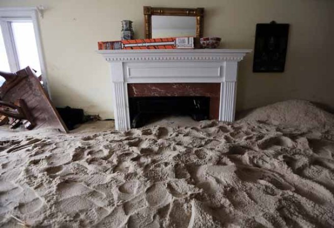 Miles de residencias de las zonas costeras quedaron sepultadas por la arena del mar.