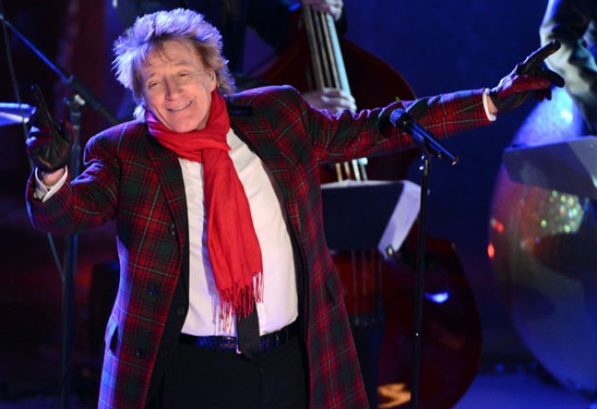 Varios artistas, acompañados de miles de espectadores, se dieron cita en Nueva York para iniciar oficialmente la navidad, tras encender el árbol navideño en la Plaza Rockefeller.