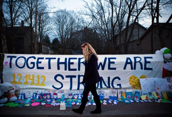 Lanza entró forzosamente a la escuela de Newtown, Sandy Hook Elementary, armado con un rifle semiautomático y otras armas.