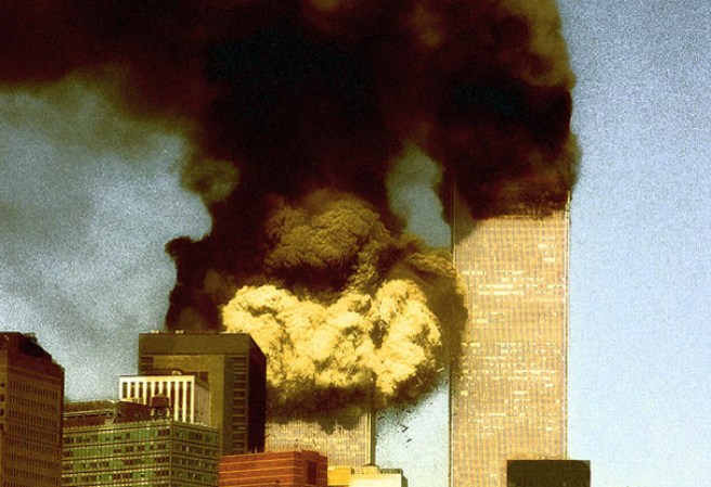 11 DE SEPTIEMBRE, 2001: El centro de comercio mundial “World Trade Center” ambas torres son derribadas por dos aviones comerciales y un trágico complot terrorista. Para el 2004 se estimó que el número de muertos fue de unos 2,600. El ataque obtuvo una cobertura e impacto mundial.