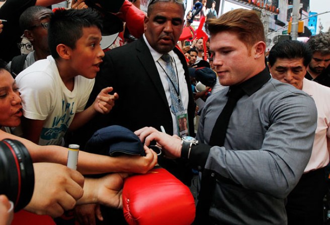 Los campeones del boxeo Floyd Mayweather Jr. y Saúl "Canelo" Álvarez se ven cara a cara en Nueva York, tras anunciar su pelea oficialmente. El combate será el próximo 14 de septiembre en el MGM Grand de Las Vegas.