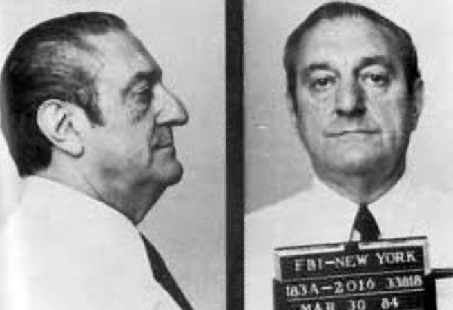 16 DE DICIEMBRE, 1985: Un líder de la mafia, Paul Castellano es baleado fatalmente en la cabeza durante una presunta ejecución pandillista en la calle E. 46.