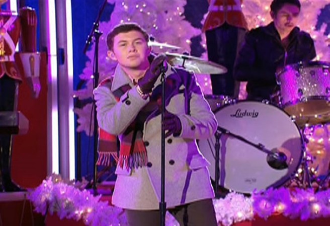 Varios artistas, acompañados de miles de espectadores, se dieron cita en Nueva York para iniciar oficialmente la navidad, tras encender el árbol navideño en la Plaza Rockefeller.