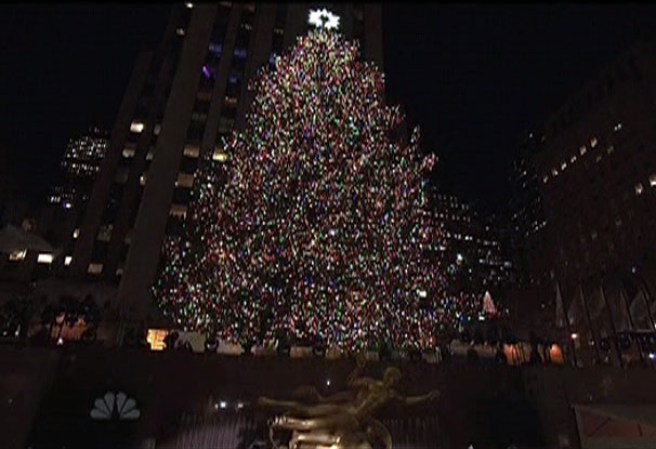 Varios artistas, acompañados de miles de espectadores, se dieron cita en Nueva York para iniciar oficialmente la navidad, tras encender el árbol navideño en la Plaza Rockefeller.