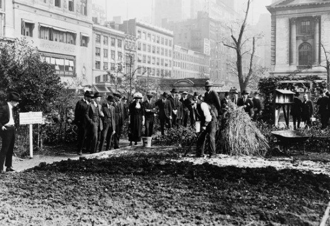 Un recuento en fotos de la famosa “Década Loca” de Nueva York, donde la moda, la música y el capitalismo transformaron a la Gran Manzana en la potencia mundial que es hoy en día.