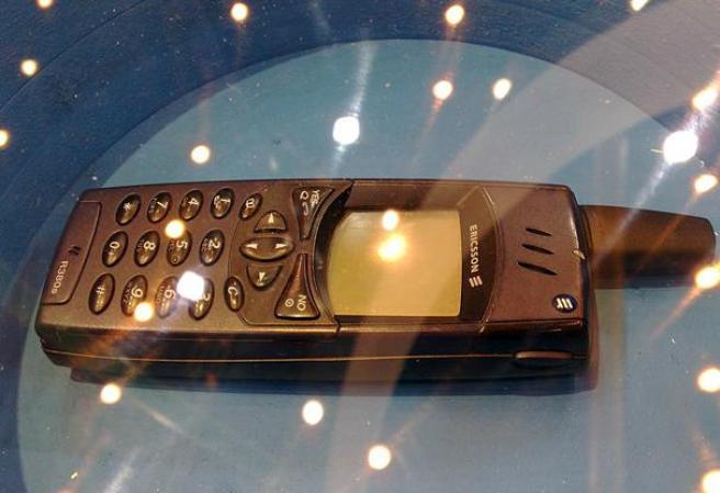 En el 2000 también surgió el primer celular inteligente exitoso, Ericsson R380.