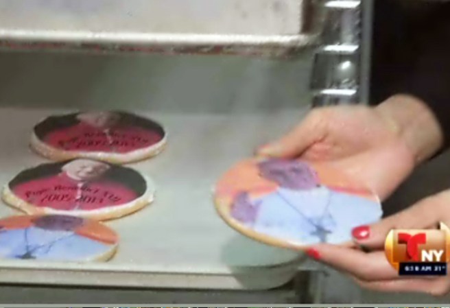 La repostería Artuso localizada en el Bronx, Nueva York, celebró su 65 aniversario por todo lo alto con su nueva creación: “Galletas papales” con imágenes del papa Francisco y Benedicto XVI.