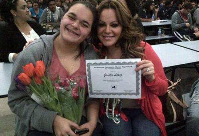 Jenni Rivera asiste a una premiación escolar de su hija Jenicka.