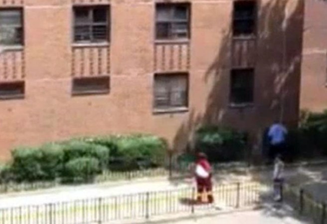 Varios vecinos de un sector de Brooklyn se llenaron de pánico cuando una pequeña exponía su vida desde un tercer piso este lunes.