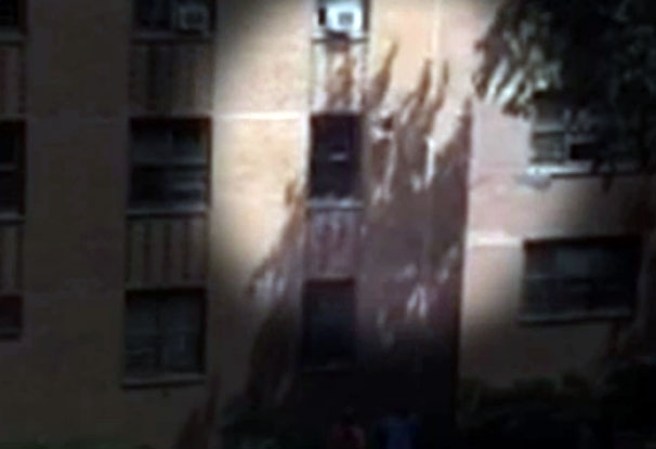 En el video se ve a la menor caer desde las alturas.