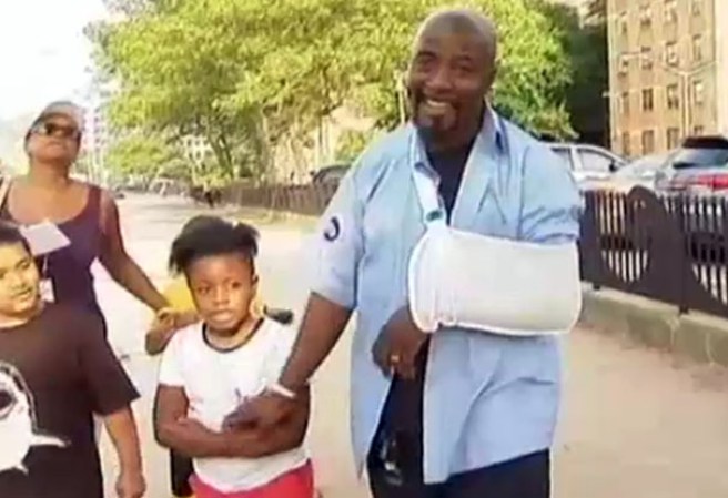Stephen St. Bernard, de 52 años, llegaba de trabajar cuando notó el suceso y decidió intervenir.
