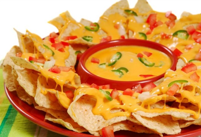Los nachos con queso son deliciosos, pero entran también en la categoría de botanas y… ¡ni qué decir del mal aliento que causan!
