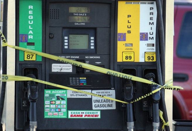 Varias gasolineras siguen cerradas por falta de energía o por daños en sus equipos.