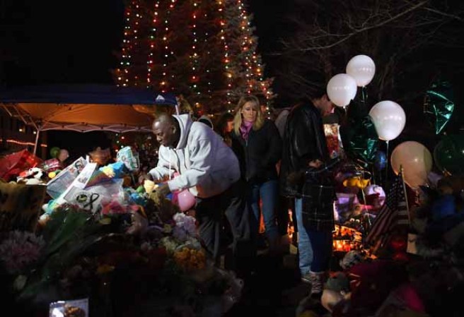 Varios dejaron arreglos de flores y peluches cerca del lugar de los hechos.