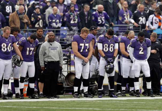 Jugadores del equipo de fútbol americano, Baltimore Ravens, honoraban a las víctimas en su juego contra los Broncos de Denver.