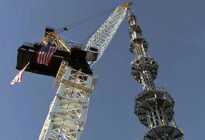 Instalan la clavija que convierte al nuevo One World Trade Center en el más alto del hemisferio oeste, con una altitud de 1,776 pies.