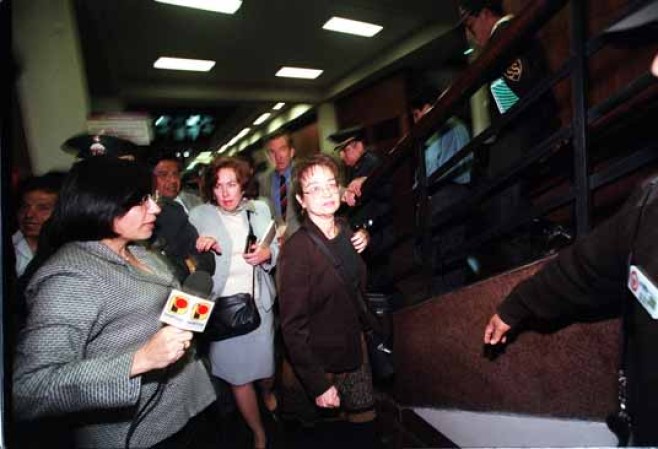 Rhoda Berenson, la madre de Lori, llegando a la fiscalía en Septiembre 5, 2001 en Lima, Perú.