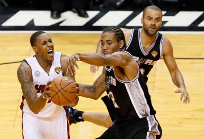 Mario Chalmers #15 del Miami Heat enfrenta a Kawhi Leonard #2 de San Antonio Spurs.