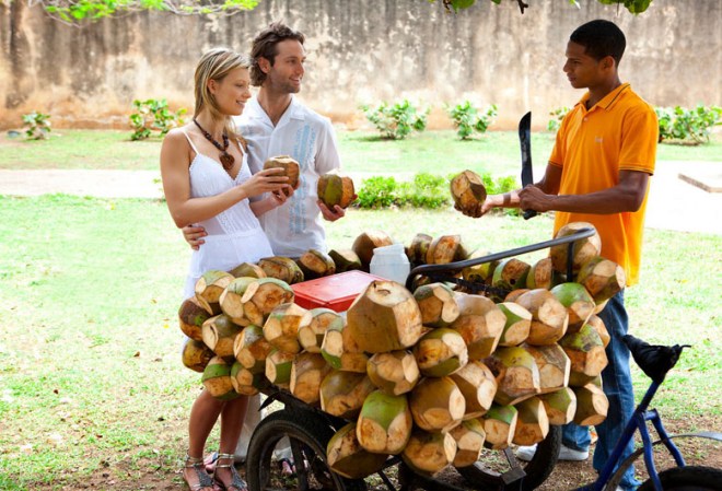 Nada tan refrescante en un día caluroso como agua de coco bien fría.