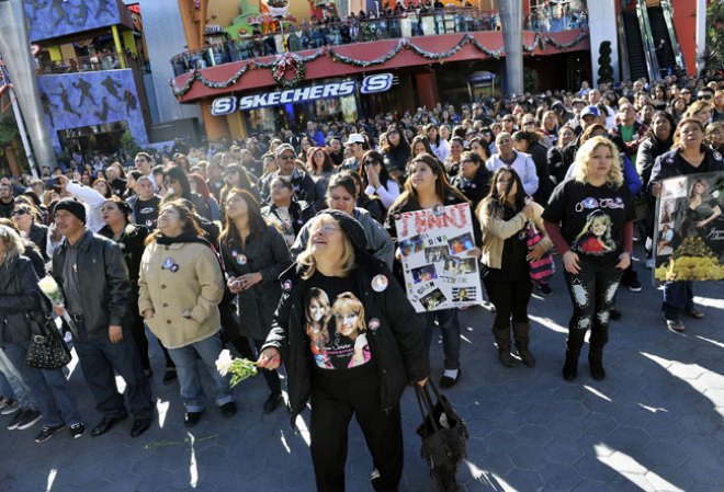 Admiradores de Jenni Rivera participan fuera del Gibson Amphitheatre de Los Angeles en la despedida de la Diva de la Banda.